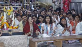 महाकाल की भस्म आरती में स्नेहा राणा: 2 घंटे नंदी हॉल में बैठकर की आराधना, मंत्री संजय सिंह ने भी किए दर्शन महाकाल की भस्म आरती में स्नेहा राणा: 2 घंटे नंदी हॉल में बैठकर की आराधना, मंत्री संजय सिंह ने भी किए दर्शन