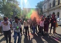 चंद्र ग्रहण के बाद धुलेंडी पर रंगों की बरसात, संतों से लेकर युवाओं तक छाया उत्साह