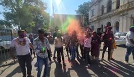 चंद्र ग्रहण के बाद धुलेंडी पर रंगों की बरसात, संतों से लेकर युवाओं तक छाया उत्साह चंद्र ग्रहण के बाद धुलेंडी पर रंगों की बरसात, संतों से लेकर युवाओं तक छाया उत्साह