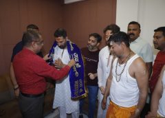 महाकाल के दरबार में बॉलीवुड सितारे: अक्षय कुमार, टाइगर श्रॉफ और डिंपल कपाड़िया ने किए दर्शन, नंदी के कान में कही मनोकामना