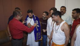 महाकाल के दरबार में बॉलीवुड सितारे: अक्षय कुमार, टाइगर श्रॉफ और डिंपल कपाड़िया ने किए दर्शन, नंदी के कान में कही मनोकामना