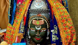 स्वस्ति वाचन से खुले पट; भांग-चंदन और पुष्पों से हुआ दिव्य श्रृंगार, श्रद्धालुओं की उमड़ी भीड़ स्वस्ति वाचन से खुले पट; भांग-चंदन और पुष्पों से हुआ दिव्य श्रृंगार, श्रद्धालुओं की उमड़ी भीड़