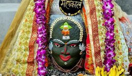 महाकाल मंदिर में भस्म आरती: राजा स्वरूप में सजे बाबा, जयकारों से गूंजा परिसर महाकाल मंदिर में भस्म आरती: राजा स्वरूप में सजे बाबा, जयकारों से गूंजा परिसर