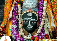 महाकाल मंदिर में तड़के भस्म आरती: पंचामृत अभिषेक के बाद रजत चंद्र-त्रिशूल से सजा बाबा का दिव्य रूप, गूंजे जयकारे