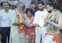 महाकाल मंदिर पहुंचे मिलिंद सोमन और नितीश राणा: भस्म आरती में हुए शामिल, 2 घंटे नंदी हॉल में किया जाप