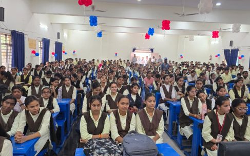 उज्जैन में ‘स्कूल चलें हम’ अभियान की शुरुआत: तिलक लगाकर बच्चों का हुआ स्वागत, प्रवेश उत्सव में बांटी किताबें और साइकिल; कलेक्टर सहित अधिकारी पहुंचे स्कूल