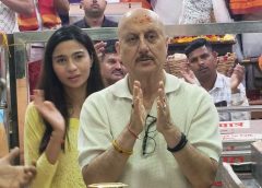 महाकाल मंदिर पहुंचे अनुपम खेर, शुभांगी दत्त और सिंगर अमित भल्ला: अलग-अलग आरतियों में हुए शामिल, नंदी हॉल में किया पूजन; मांगी मनोकामना