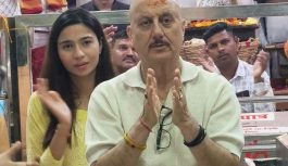 महाकाल मंदिर पहुंचे अनुपम खेर, शुभांगी दत्त और सिंगर अमित भल्ला: अलग-अलग आरतियों में हुए शामिल, नंदी हॉल में किया पूजन; मांगी मनोकामना