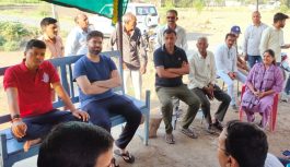 उज्जैन के गजनीखेड़ी में प्रशासन की चौपाल: कलेक्टर-SP ने रात गांव में बिताई, मौके पर ही समस्याओं का समाधान किया