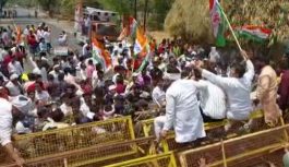 उज्जैन में किसान कांग्रेस के प्रदर्शन पर बढ़ा तनाव, पुलिस और कार्यकर्ताओं के बीच तीखी झड़प; तीन लोगों को हिरासत में लिया गया