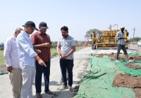 सिंहस्थ 2028 की तैयारी तेज: उजरखेड़ा-मोहनपुरा रोड पर हाईटेक मशीन से बन रही सीसी सड़क, कलेक्टर ने मौके पर पहुंचकर लिया जायजा
