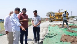 सिंहस्थ 2028 की तैयारी तेज: उजरखेड़ा-मोहनपुरा रोड पर हाईटेक मशीन से बन रही सीसी सड़क, कलेक्टर ने मौके पर पहुंचकर लिया जायजा
