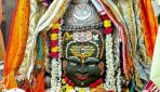 भोर में खुले महाकाल के पट: जल और पंचामृत से अभिषेक, रजत आभूषणों में सजे बाबा