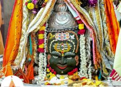 भोर में खुले महाकाल के पट: जल और पंचामृत से अभिषेक, रजत आभूषणों में सजे बाबा