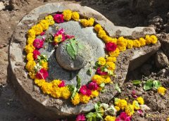 महाकाल मंदिर परिसर के पास खुदाई में मिला शिवलिंग: निर्माण कार्य रोका गया, दर्शन के लिए उमड़ी श्रद्धालुओं की भीड़