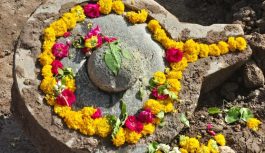 महाकाल मंदिर परिसर के पास खुदाई में मिला शिवलिंग: निर्माण कार्य रोका गया, दर्शन के लिए उमड़ी श्रद्धालुओं की भीड़