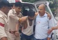 उज्जैन: मेडिकल जांच के दौरान पुलिस की निगरानी से भागा धोखाधड़ी का आरोपी, कुछ ही देर में फिर गिरफ्त में आया उज्जैन: मेडिकल जांच के दौरान पुलिस की निगरानी से भागा धोखाधड़ी का आरोपी, कुछ ही देर में फिर गिरफ्त में आया