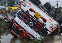 उज्जैन में सड़क धंसने से नाले में पलटा सीमेंट से लदा ट्राला: 3.50 लाख का माल हुआ खराब, चालक सुरक्षित; व्यापारियों ने सड़क की गुणवत्ता पर उठाए सवाल उज्जैन में सड़क धंसने से नाले में पलटा सीमेंट से लदा ट्राला: 3.50 लाख का माल हुआ खराब, चालक सुरक्षित; व्यापारियों ने सड़क की गुणवत्ता पर उठाए सवाल