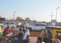 उज्जैन में स्टेशन से महाकाल तक ट्रैफिक का दबाव, बेतरतीब ऑटो और पार्किंग से बढ़ी परेशानी उज्जैन में स्टेशन से महाकाल तक ट्रैफिक का दबाव, बेतरतीब ऑटो और पार्किंग से बढ़ी परेशानी