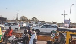 उज्जैन में स्टेशन से महाकाल तक ट्रैफिक का दबाव, बेतरतीब ऑटो और पार्किंग से बढ़ी परेशानी उज्जैन में स्टेशन से महाकाल तक ट्रैफिक का दबाव, बेतरतीब ऑटो और पार्किंग से बढ़ी परेशानी